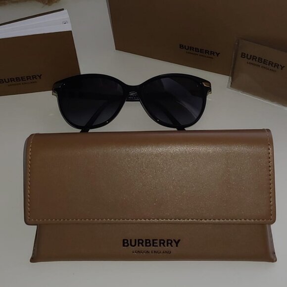 Exceptional condition Burberry sunglasses full set - Picture 7 of 13
